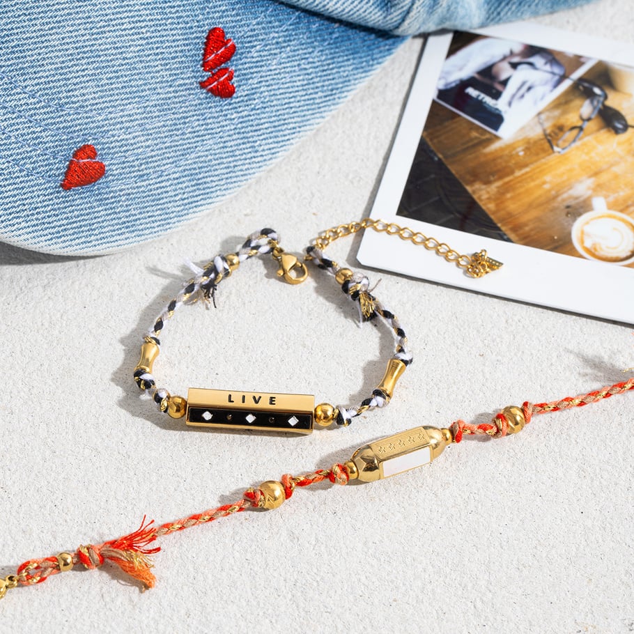 1 pezzo Braccialetti con ciondoli da donna in acciaio inossidabile color oro con lettere retrò Immagine5