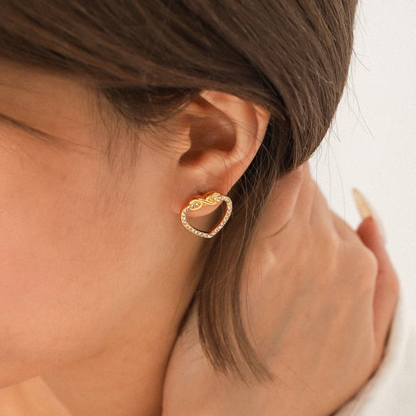 1 paire de boucles d&#39;oreilles à tige simples en acier inoxydable avec cœur et zircon couleur or pour femme
