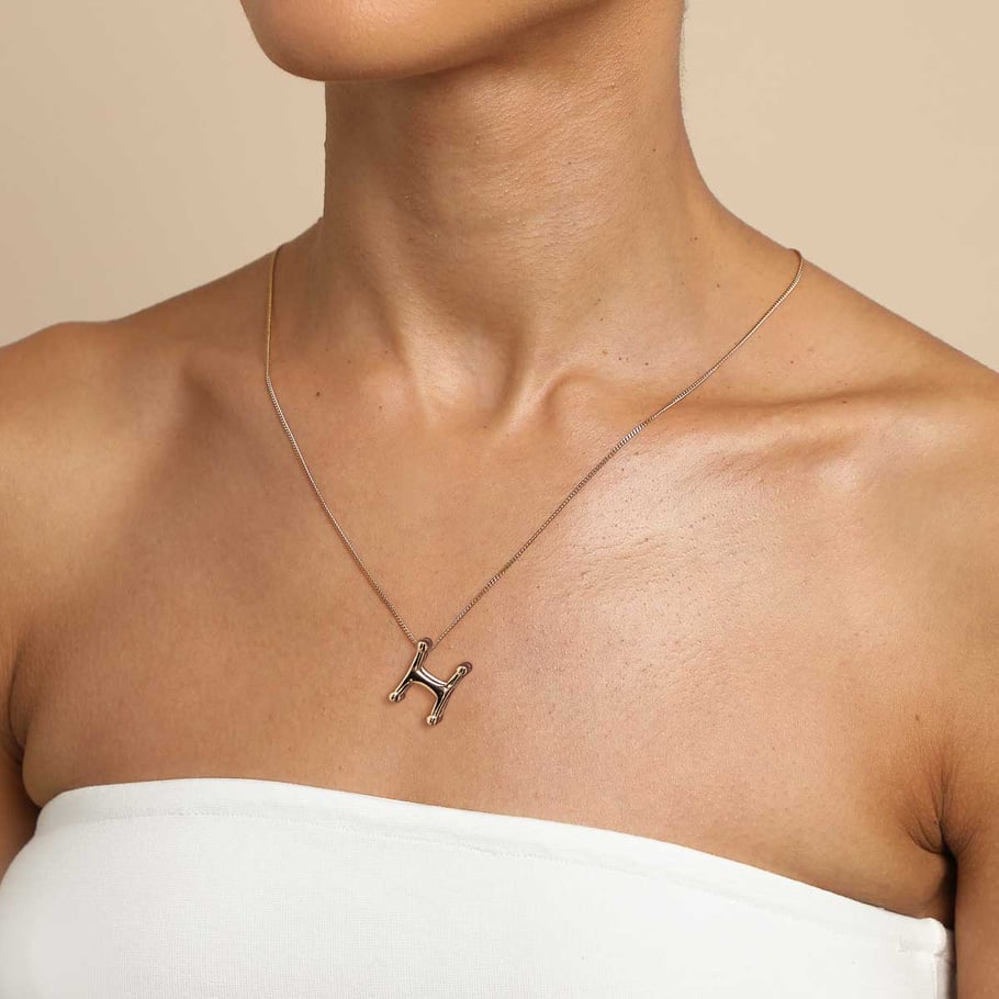 1 pezzo classico collana con ciondolo a forma di lettera H in acciaio inossidabile color oro da donna Immagine4