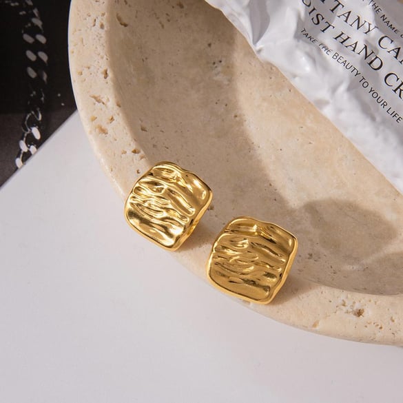 1 paio di orecchini a bottone da donna in acciaio inossidabile color oro con delicate strisce ondulate