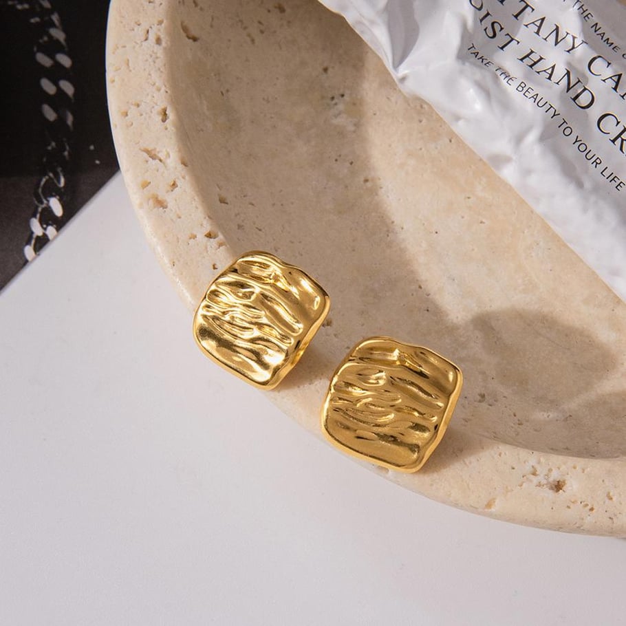 1 paio di orecchini a bottone da donna in acciaio inossidabile color oro con delicate strisce ondulate Immagine3