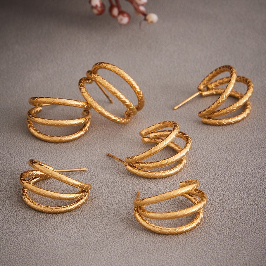 1 Paar minimalistische Creolen aus Edelstahl in Goldfarbe für Damen Bild4