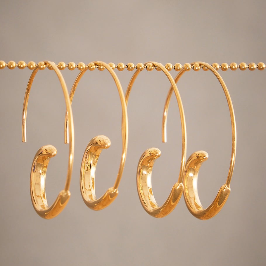 1 Paar minimalistische Creolen mit unregelmäßigem Kreis aus Edelstahl in Goldfarbe für Damen Bild5