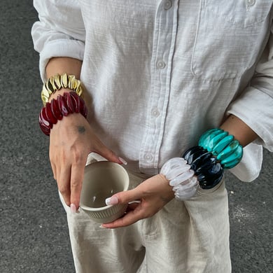 1 brazalete de resina con forma irregular retro. h5 Imagen4