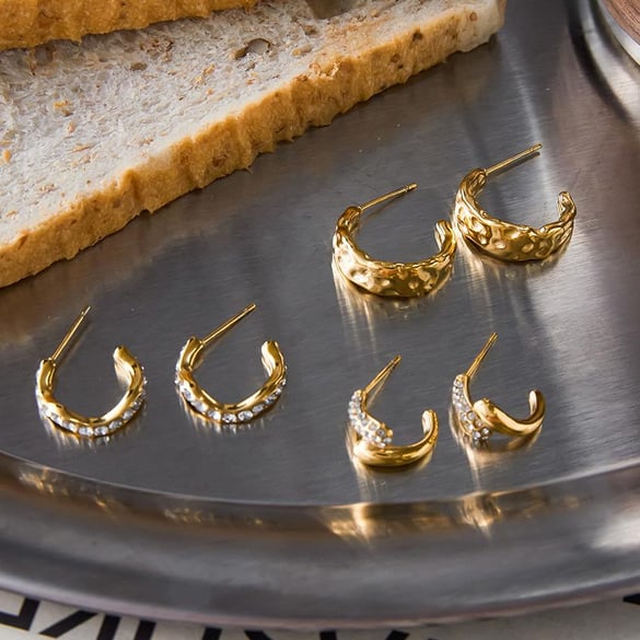 1 par de pendientes de aro de acero inoxidable dorados con círculo brillante para mujer 2