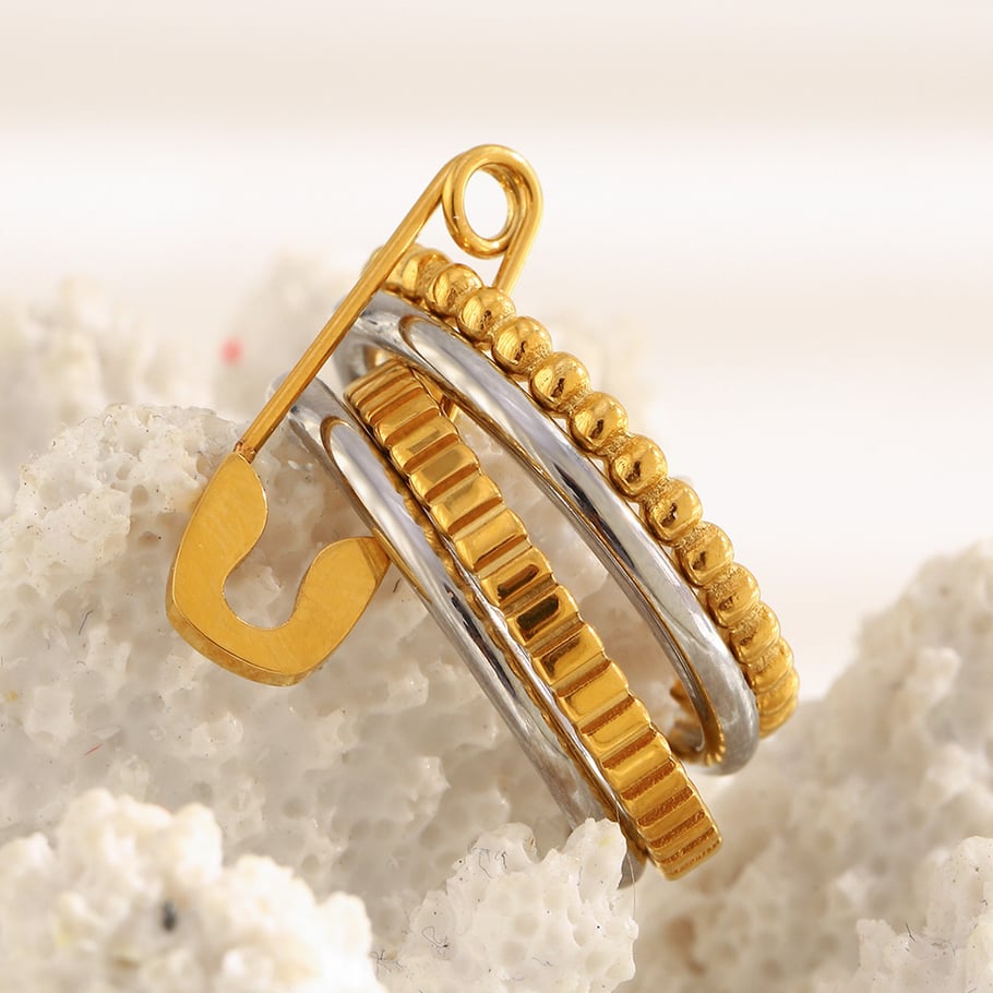 Anillos minimalistas de acero inoxidable en color dorado y plateado con diseño de combinación de oro y plata. Imagen3