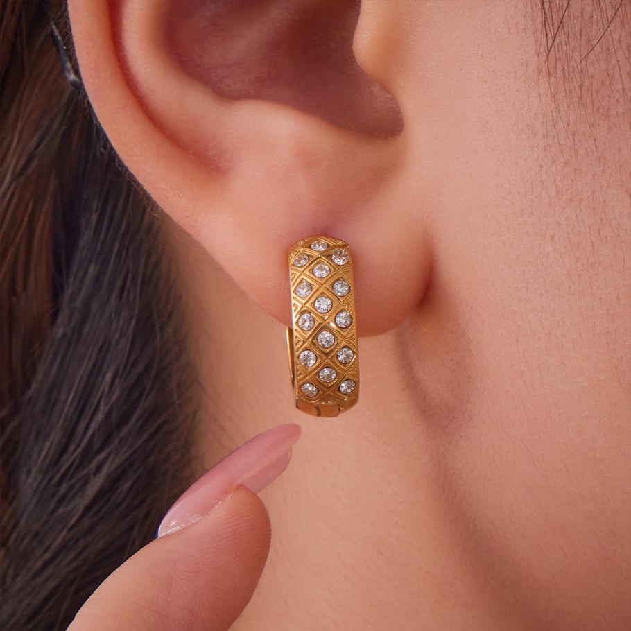 1 Paar zarte kreisförmige Creolen aus Edelstahl in Goldfarbe mit Zirkonia für Damen Bild4
