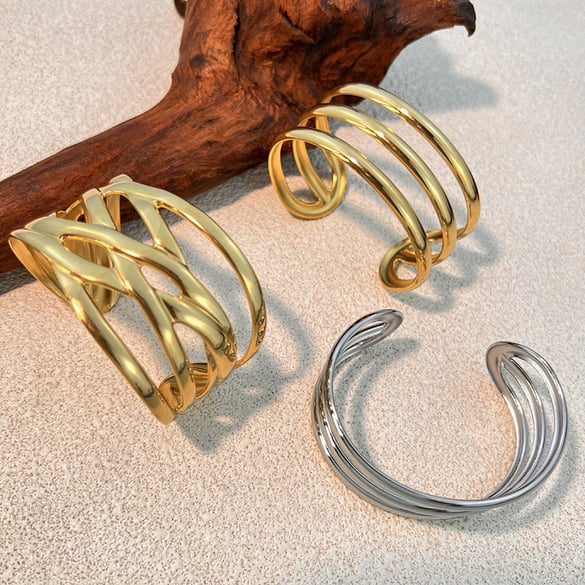 1 Stück klassisches Manschettenarmband aus Edelstahl in unregelmäßiger Form und Goldfarbe 2