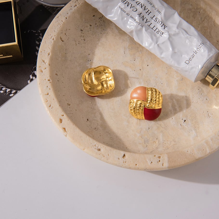 1 paio di lussuosi orecchini a bottone da donna in acciaio inossidabile color oro con motivo a scacchi di vari colori Immagine5