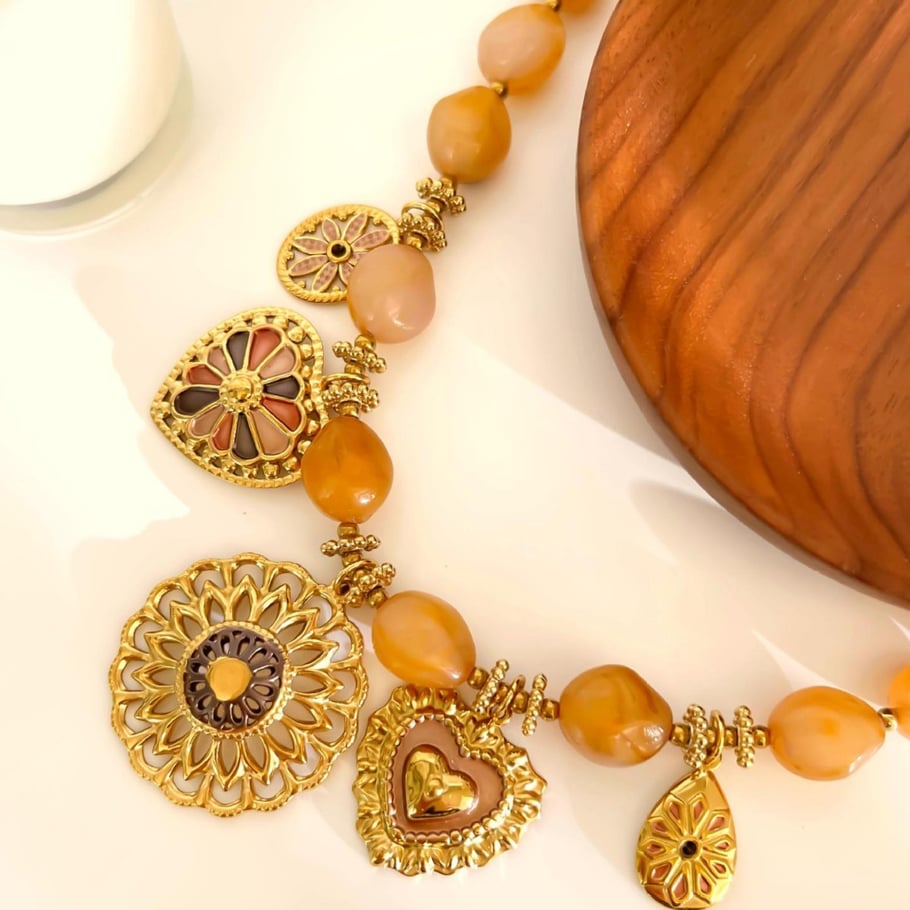 Collana con ciondolo a forma di cuore in resina color oro, 1 pezzo di lusso Immagine4