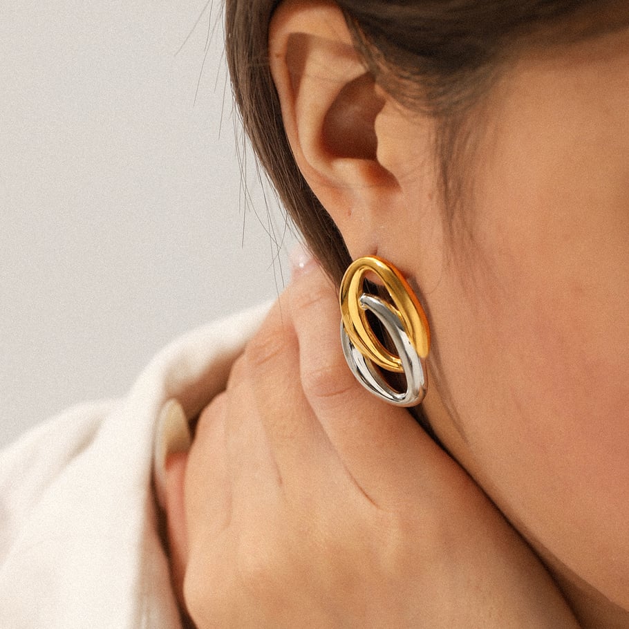 1 par de pendientes de botón de acero inoxidable para mujer en colores dorado y plateado combinados Imagen3