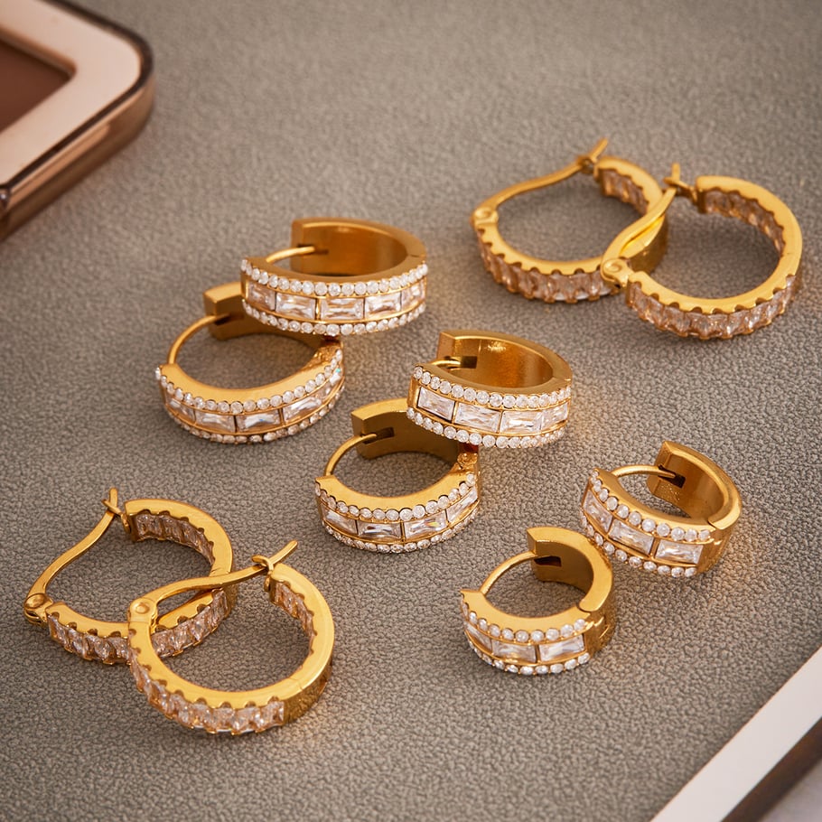 1 Paar luxuriöse Creolen aus Edelstahl mit goldfarbenem Zirkonia für Damen Bild3
