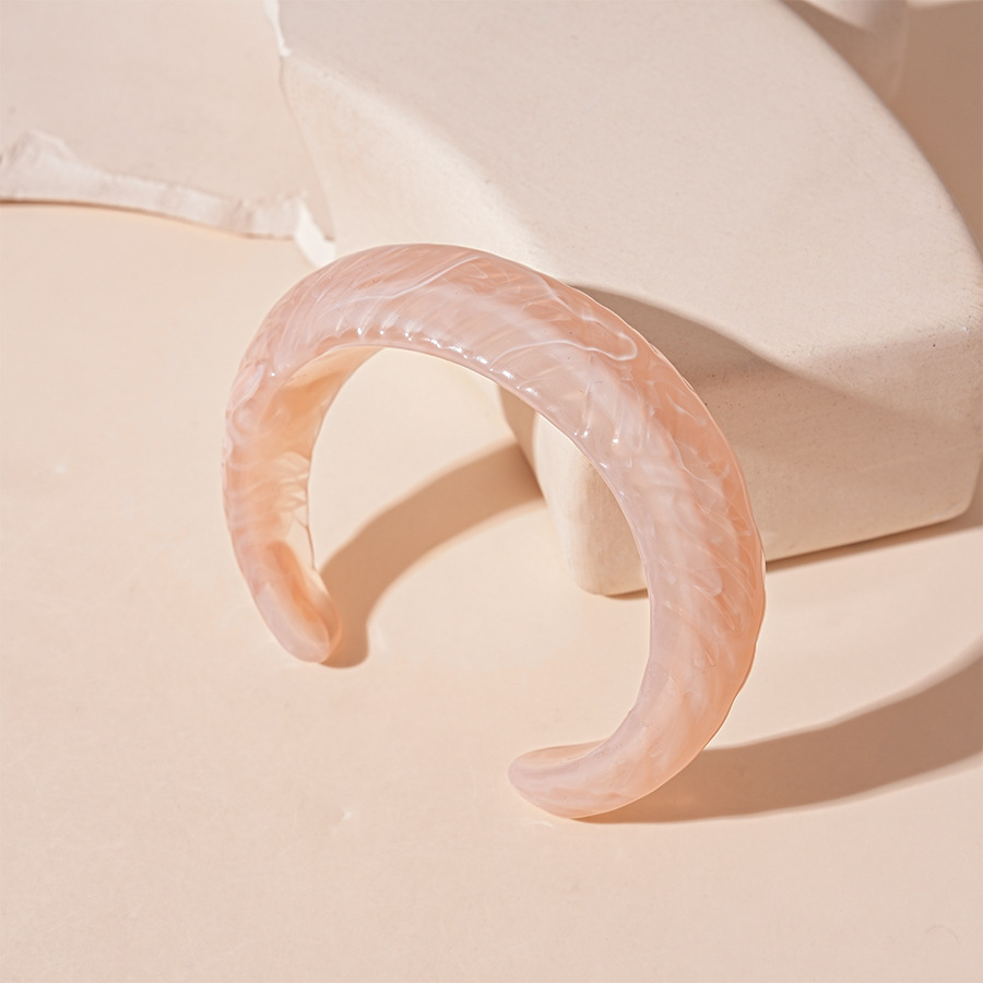 1 pulsera de acrílico con forma irregular Imagen3