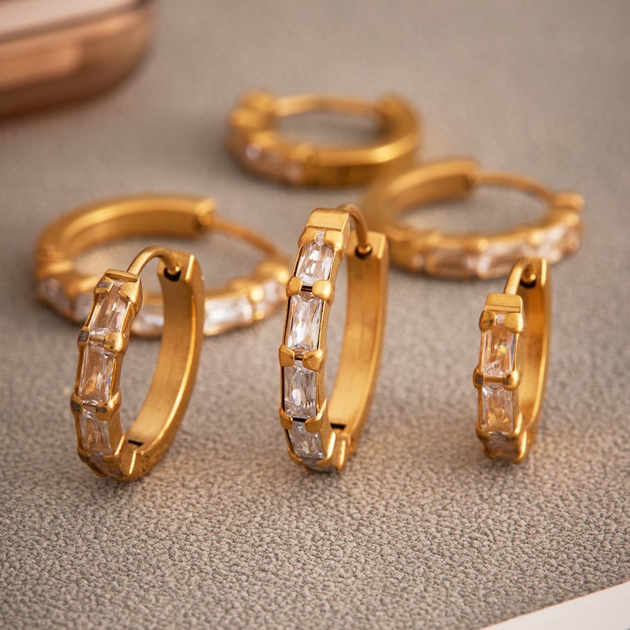 1 Paar luxuriöse kreisförmige Creolen aus Edelstahl in Goldfarbe mit Zirkonia für Damen Bild4