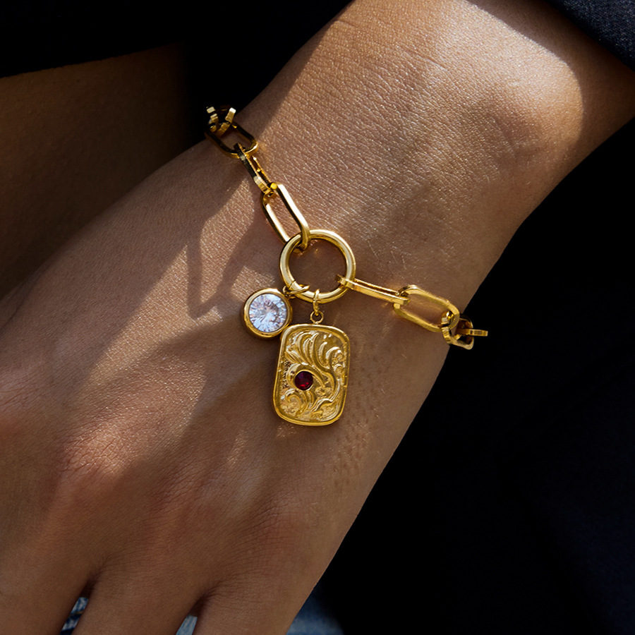 Set di gioielli da donna sofisticati in acciaio inossidabile con zirconi color oro e forma rettangolare Immagine4