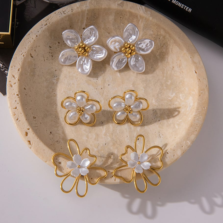 1 paio di eleganti orecchini a bottone da donna in acciaio inossidabile color oro con conchiglia a forma di fiore Immagine2