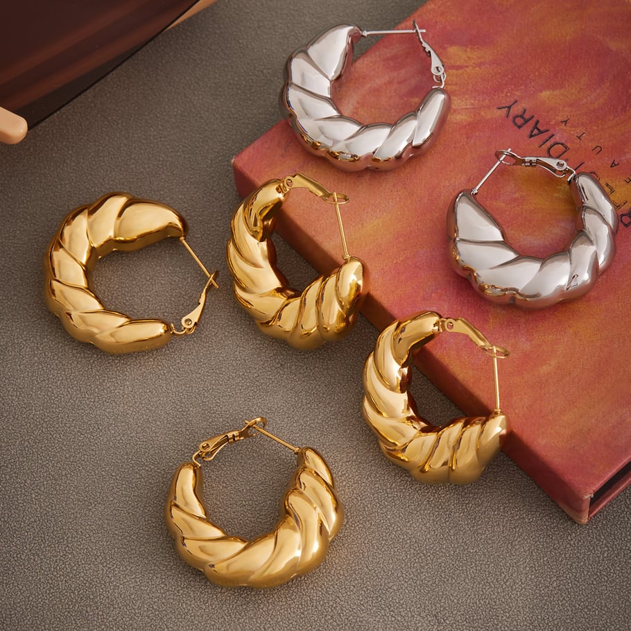 1 Paar klassische Twist-Creolen aus Edelstahl in Goldfarbe für Damen Bild3