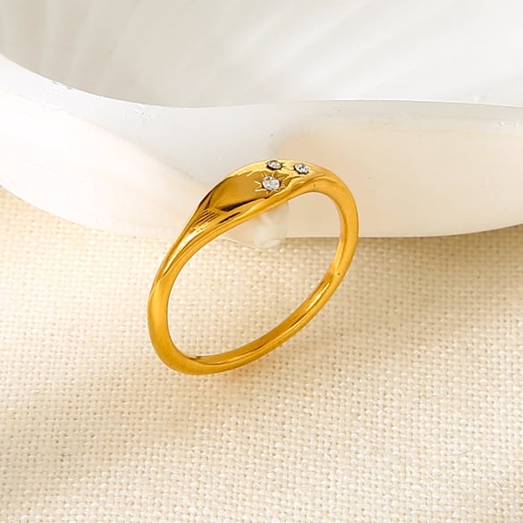 Anillos llamativos de circonita de color dorado de acero inoxidable con forma irregular y sencillos para uso diario.