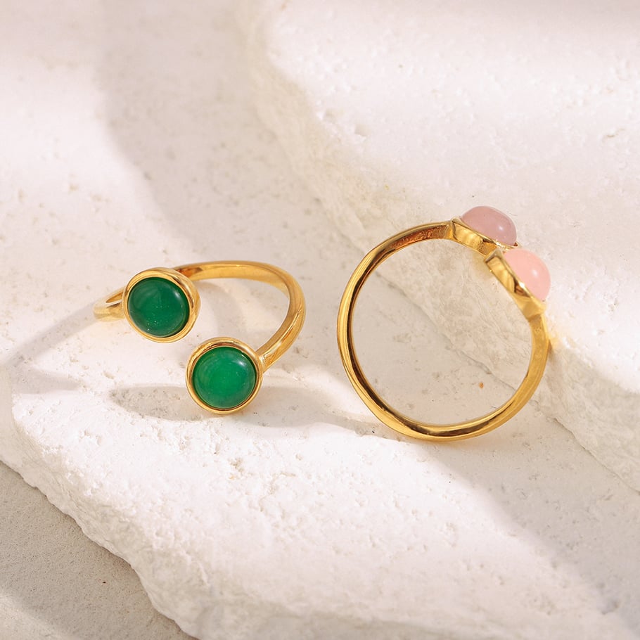 Anillo clásico de acero inoxidable con forma de círculo y piedra natural color dorado para mujer. Imagen4