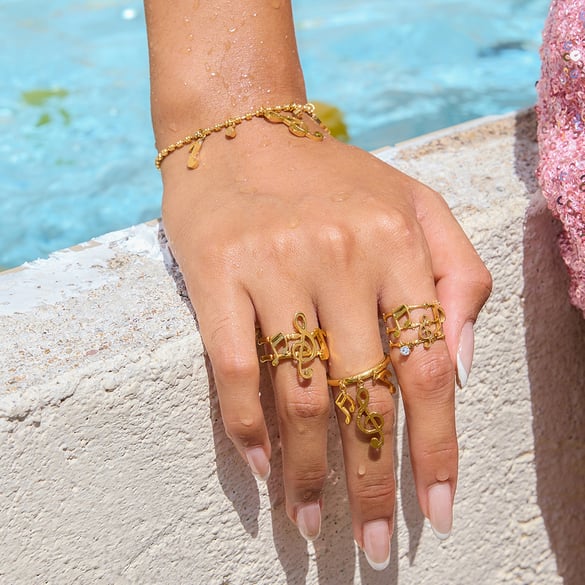 Anillos llamativos de acero inoxidable color dorado con diseño elegante de la serie exquisita de 1 pieza 2