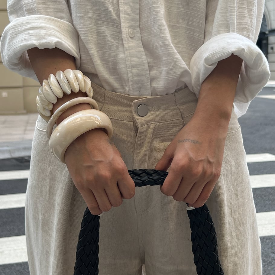 1 brazalete de resina con forma irregular retro. Imagen3
