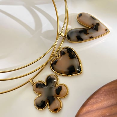 1 pezzo di collana girocollo color oro con cuore in resina leopardata h5 Immagine5