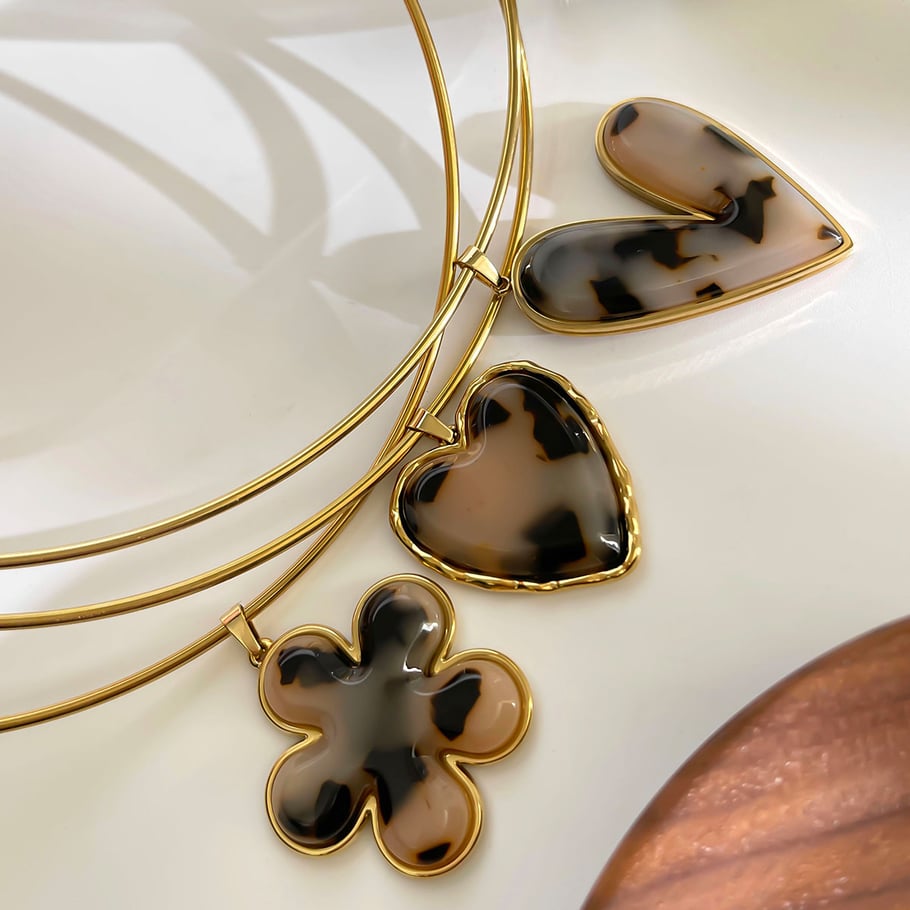 1 pezzo di collana girocollo color oro con cuore in resina leopardata Immagine5
