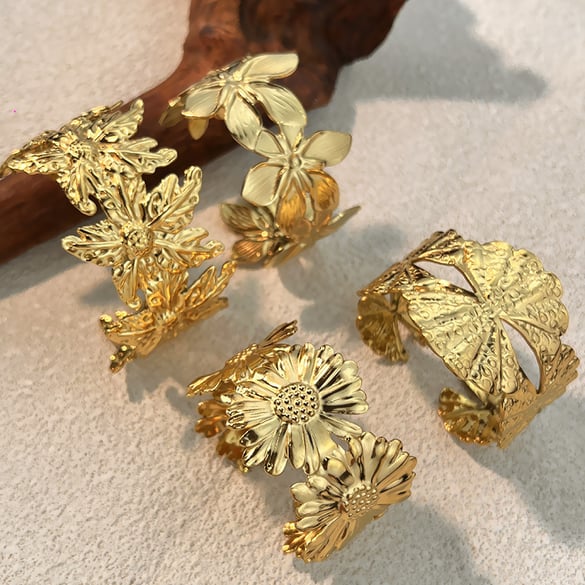 1 Stück Manschettenarmband aus Edelstahl mit Blumenmotiv in Goldfarbe 2