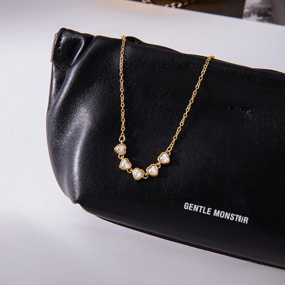 Collana con ciondolo da donna in acciaio inossidabile color oro con zirconi a forma di cuore, 1 pezzo Immagine5