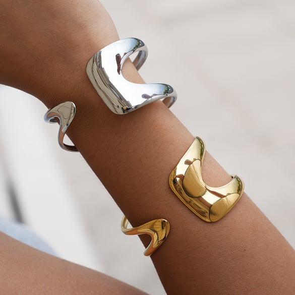 1 stuk eenvoudige onregelmatige vorm roestvrij staal goudkleurige damesarmbanden 2