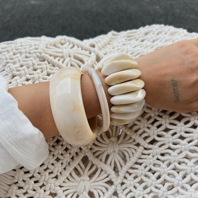 1 brazalete de resina con forma irregular retro. h5 Imagen4
