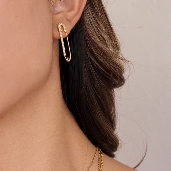 1 paio di orecchini a bottone da donna in acciaio inossidabile color oro a forma di graffetta semplice