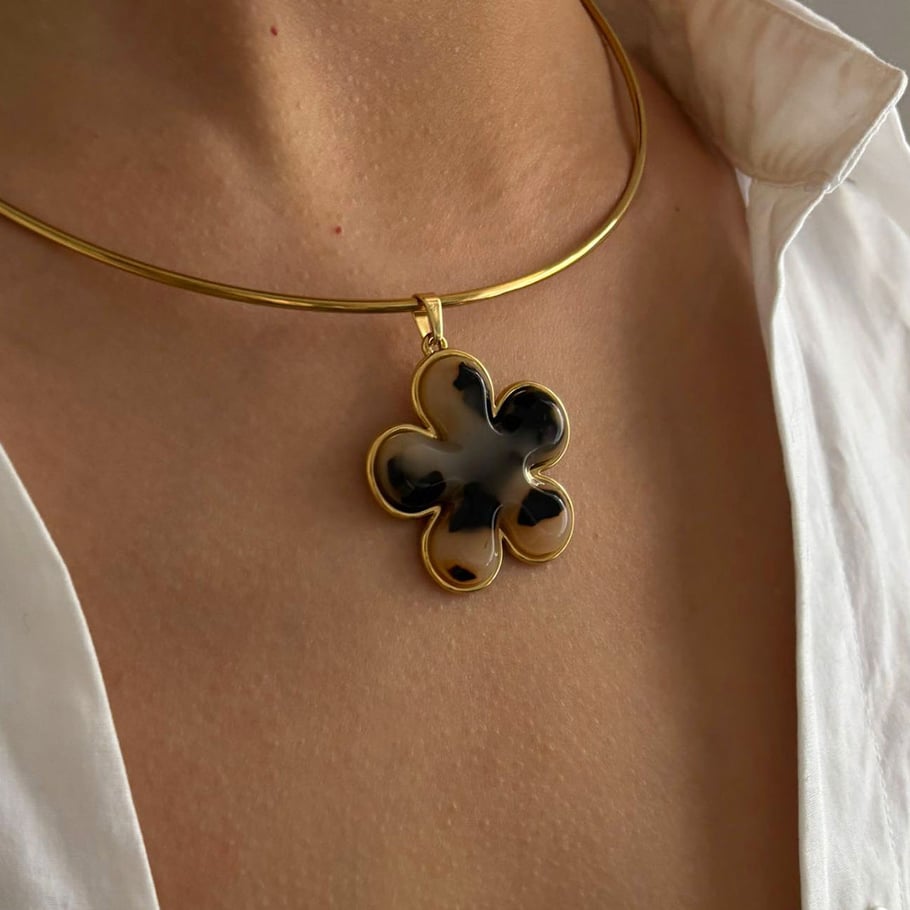1 pezzo di collana girocollo color oro con cuore in resina leopardata Immagine3