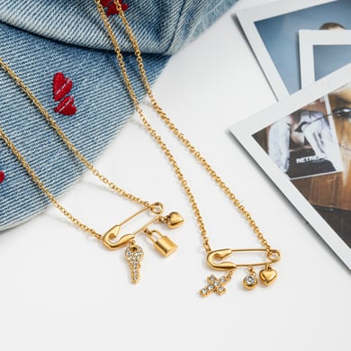 1 pezzo di collane con ciondolo romantico a forma di graffetta in acciaio inossidabile color oro da donna h5 Immagine6