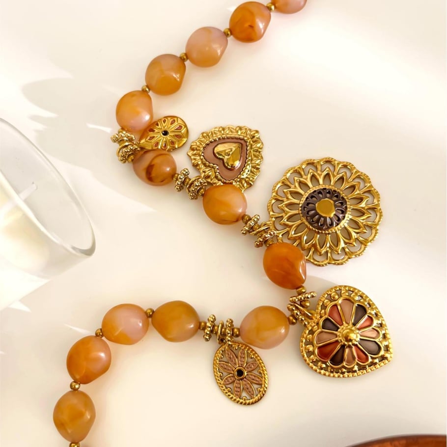 Collana con ciondolo a forma di cuore in resina color oro, 1 pezzo di lusso Immagine5