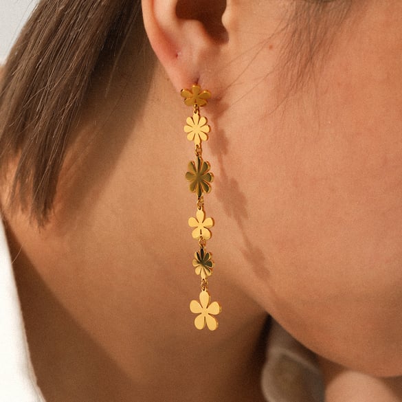 1 paire de boucles d&#39;oreilles pendantes simples en acier inoxydable doré pour femme avec pompon et fleur