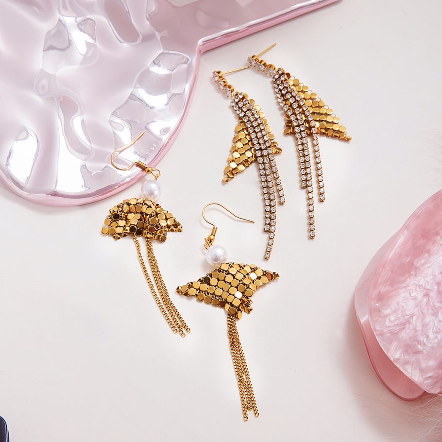 1 paio di orecchini pendenti da donna in acciaio inossidabile con nappe e zirconi color oro Immagine4