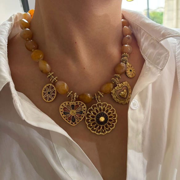 Collier pendentif luxueux en résine couleur or en forme de cœur et de fleur, 1 pièce 2