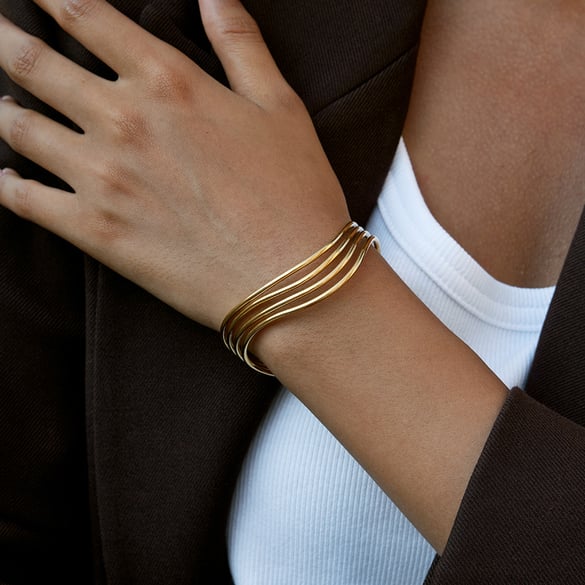 1 Stück klassische gewellte Edelstahl-Manschettenarmbänder in Goldfarbe für Damen 2