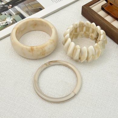 1 brazalete de resina con forma irregular retro. h5 Imagen5
