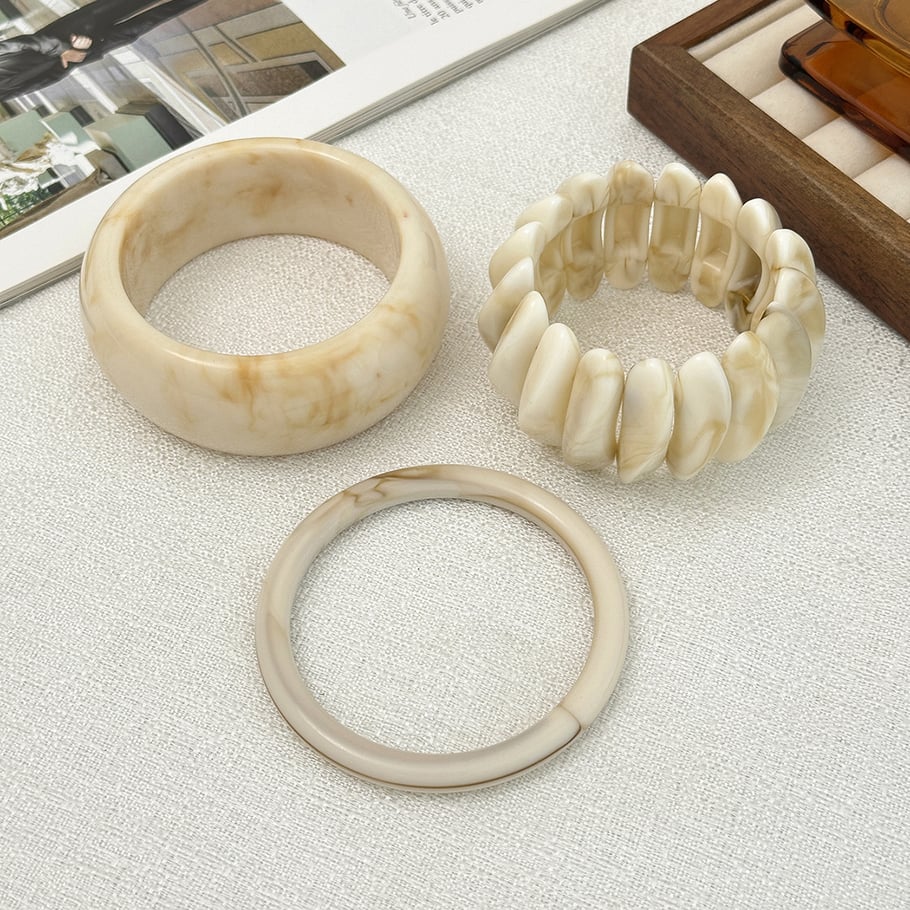 1 brazalete de resina con forma irregular retro. Imagen5