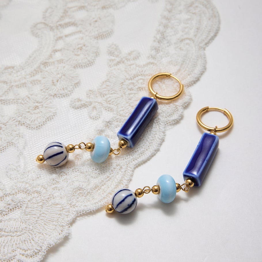 1 par de pendientes colgantes de acero inoxidable dorados y cerámica azul hechos a mano para mujer h5Imagen5