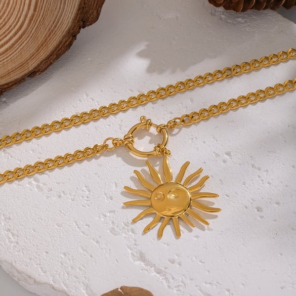 Collana con ciondolo color oro a forma di sole, 1 pezzo