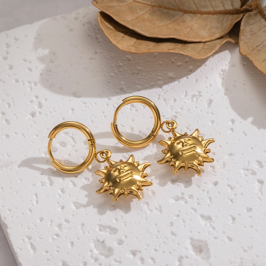 1 paio di orecchini pendenti in acciaio inossidabile color oro con sole sorridente Immagine5