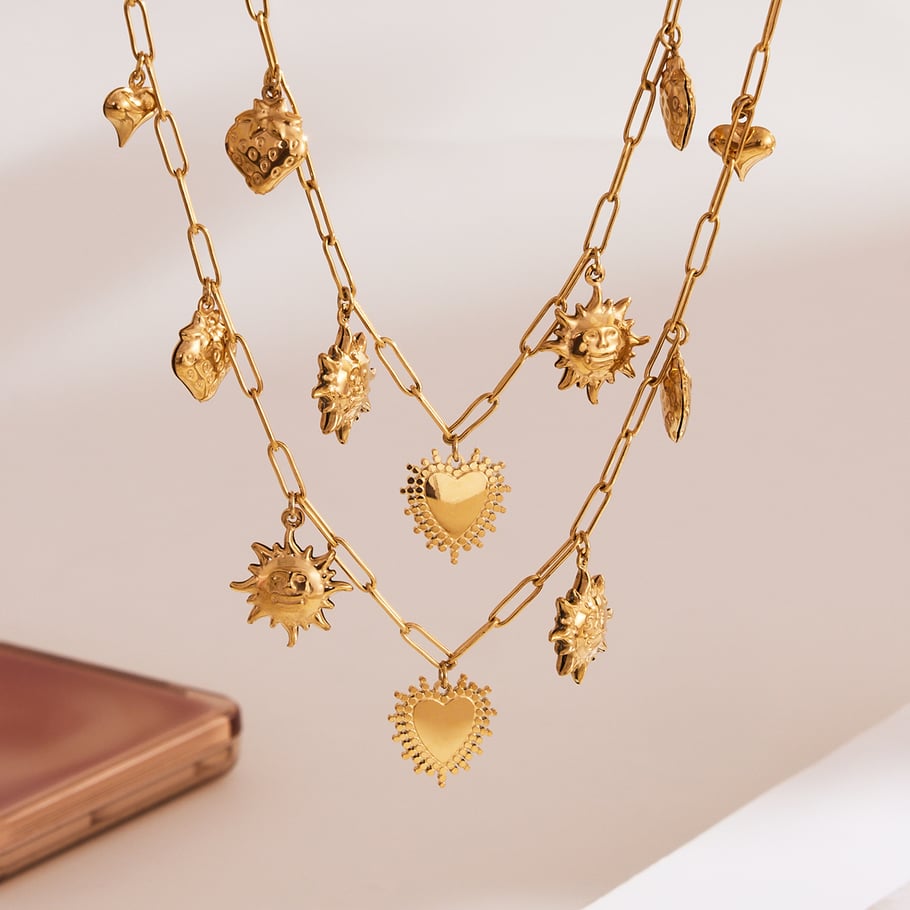 Collar con colgante clásico de corazón y sol de acero inoxidable en color dorado para mujer. Imagen2