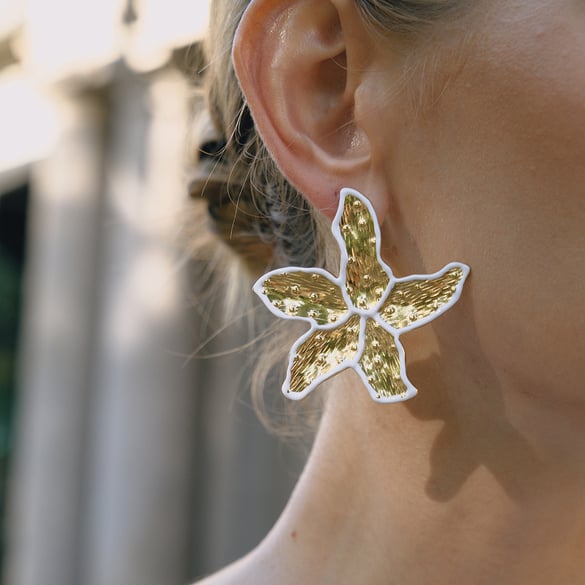1 paire de boucles d&#39;oreilles à tige en acier inoxydable doré pour femme, motif floral sophistiqué
