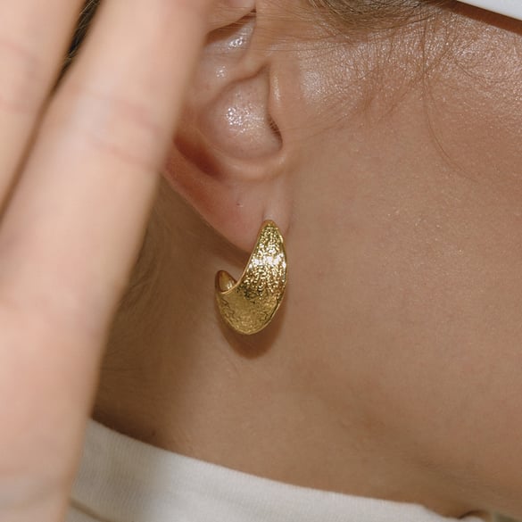 1 paar klassieke damesoorbellen van roestvrij staal met hamerpatroon en gouden kleur 2