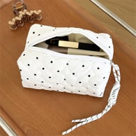 Borsa a cuscino a forma di cuore con pois da tenere in mano 