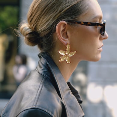 1 par de pendientes de botón de acero inoxidable dorados con diseño de flores sofisticadas para mujer h5 Imagen4
