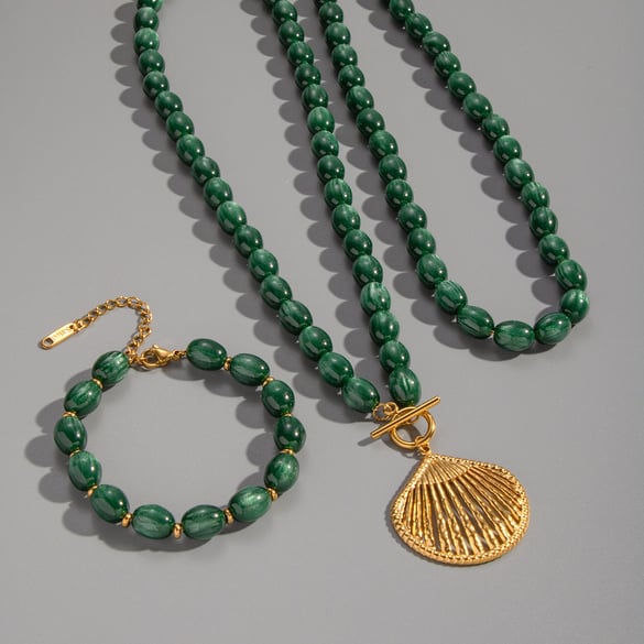 Set di collana con ciondolo a conchiglia con perline in resina di forma irregolare 2